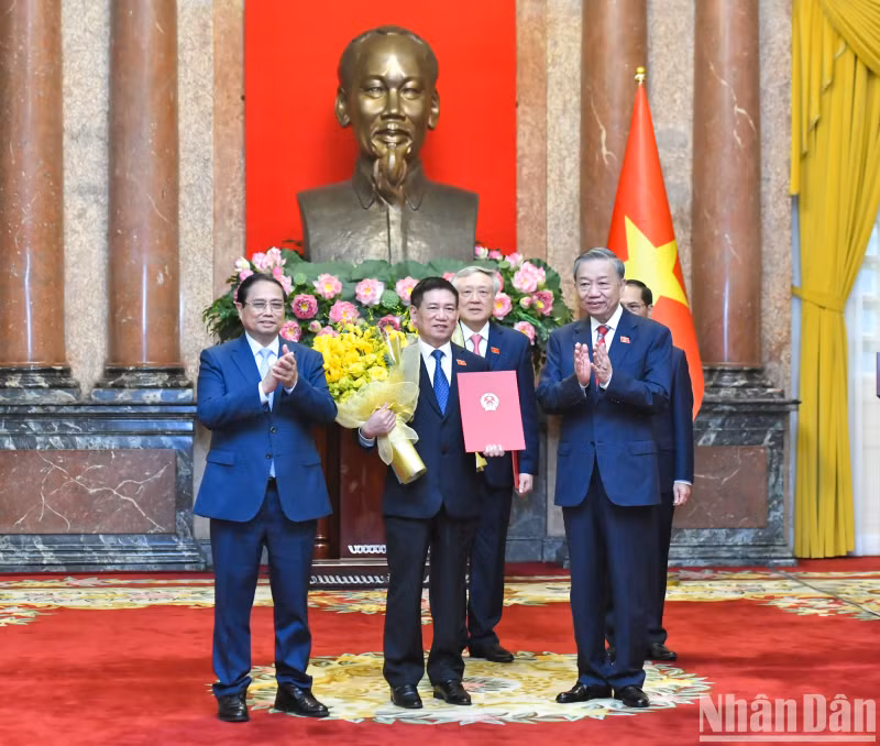 越共中央总书记、国家主席苏林向胡德福同志授予副总理任命决定书。