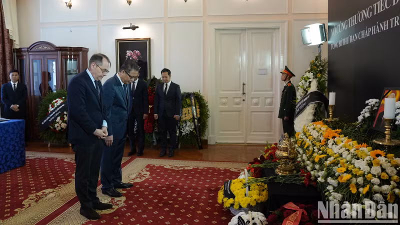 欧盟驻俄代表吊唁阮富仲总书记逝世。 欧盟驻俄代表吊唁阮富仲总书记逝世。