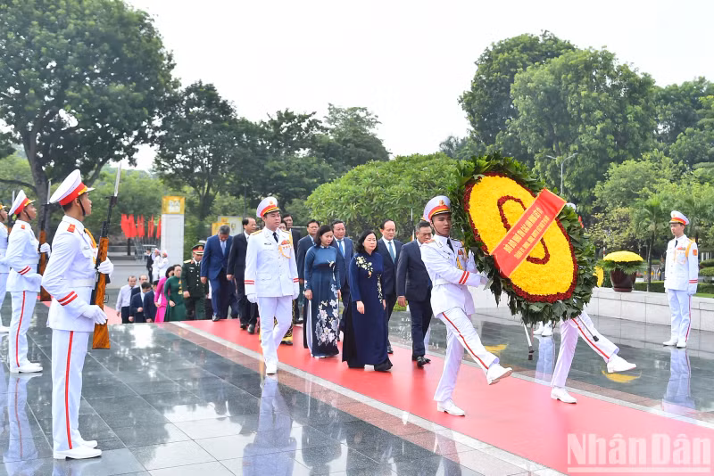 由越共中央政治局委员、河内市市委书记陪氏明怀率领的河内市市委、人民委员会、人民议会、越南祖国阵线河内市委员会代表团。
