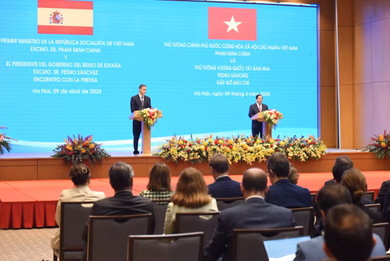 越南政府总理范明正与西班牙首相佩德罗·桑切斯召开新闻发布会。