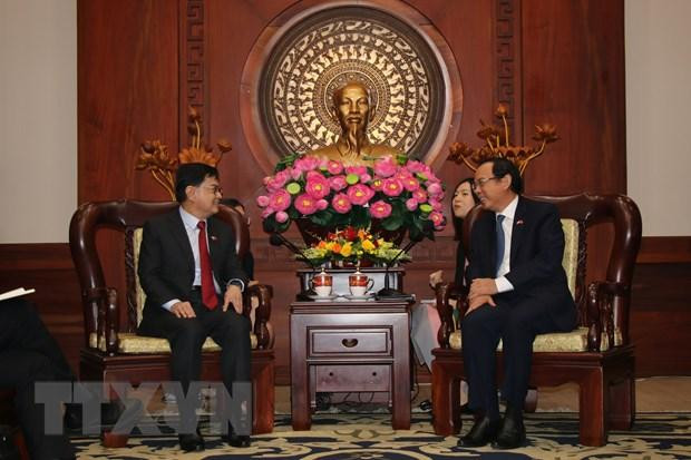 胡志明市市委书记阮文年会见新加坡副总理王瑞杰。（图片来源：越通社）