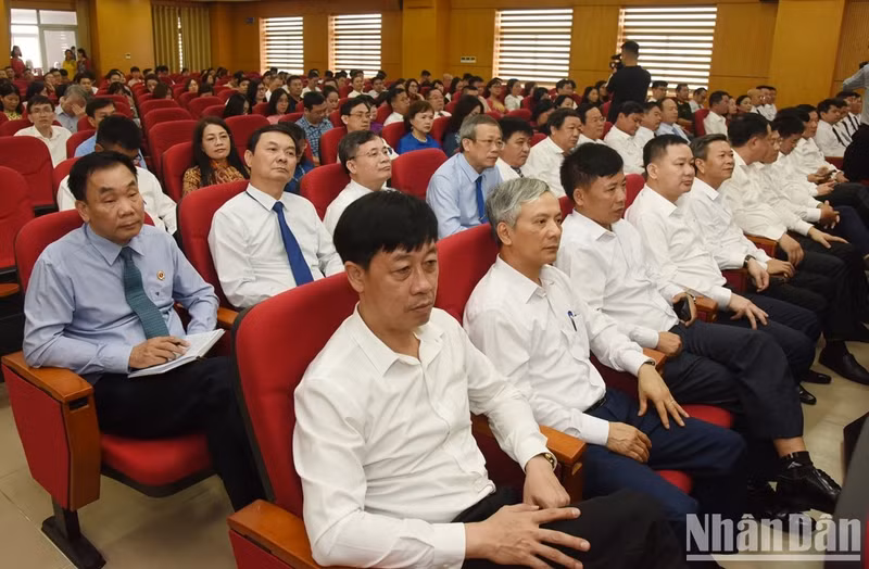 与会代表。