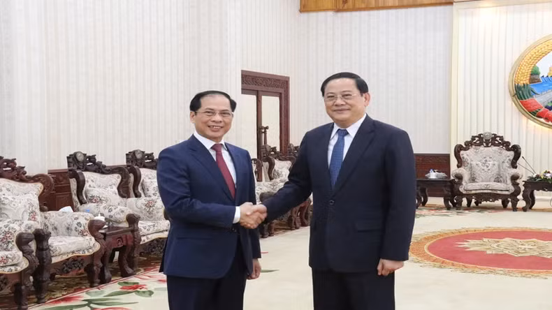 越南政府副总理兼外交部长裴青山会见老挝政府总理宋赛·西潘敦。