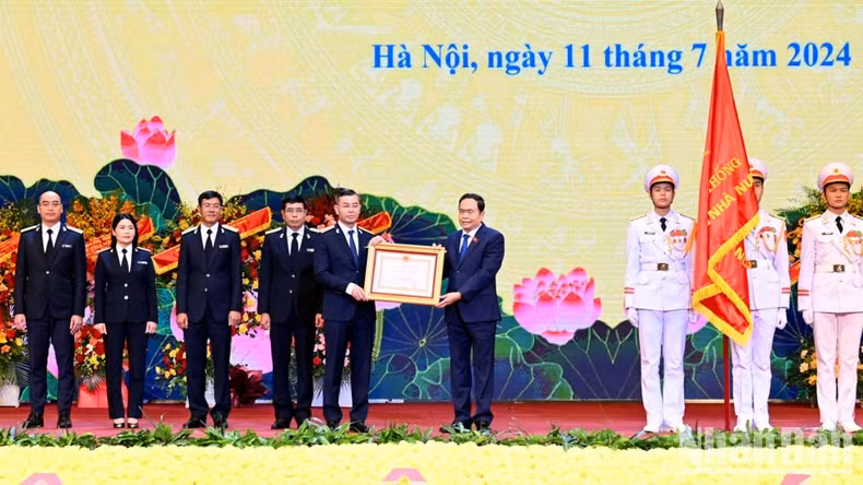 越南国会主席陈青敏向国家审计署授予一级劳动勋章授勋。