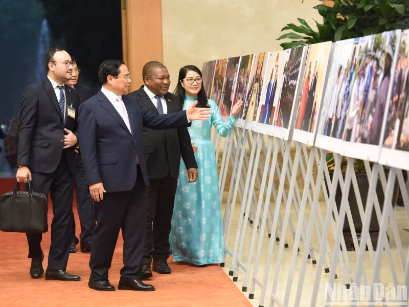 范明正总理向莫桑比克共和国总统菲利佩·纽西介绍关于两国外交关系的图片。