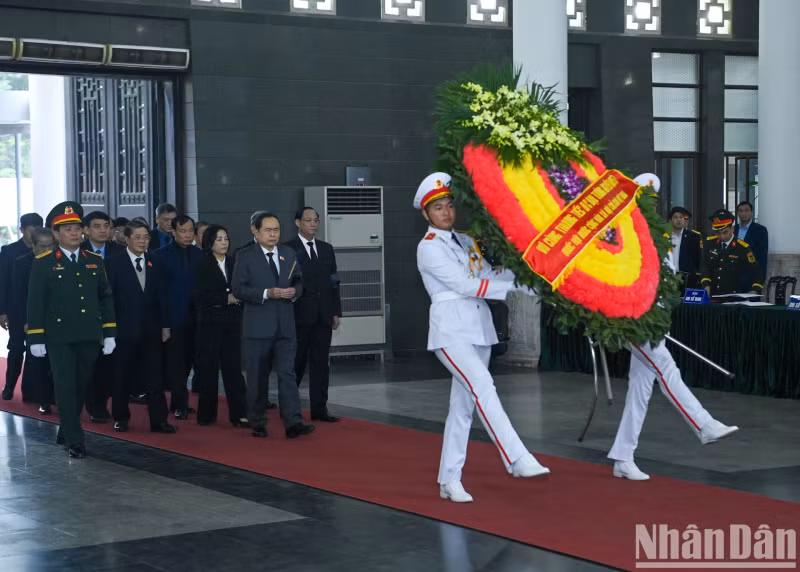 由国会主席陈青敏率领的越南社会主义共和国国会代表团吊唁阮决大将。