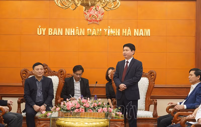 河南省人民委员会主席张国辉在会见中介绍河南省投资环境。（图片来源：越通社）