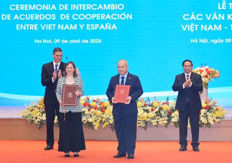 越南政府总理范明正和西班牙首相佩德罗·桑切斯见证《越南政府与西班牙政府金融合作框架议定书》移交仪式。 越南政府总理范明正和西班牙首相佩德罗·桑切斯见证《越南政府与西班牙政府金融合作框架议定书》移交仪式。