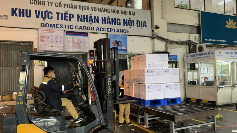 越航在内排机场接受疫苗。（图片来源：thoibaonganhang.vn）