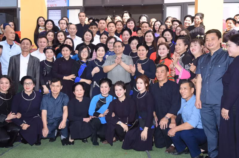 范明正总理和谅山省各民族同胞合影。