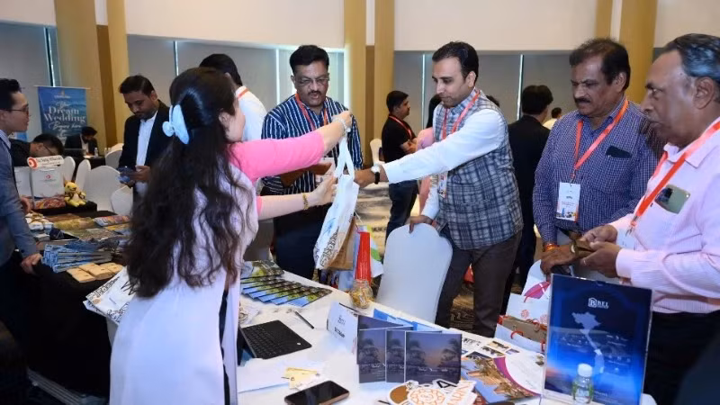 岘港市旅游企业在印度古吉拉特邦艾哈迈达巴德市介绍旅游产品。（图片来源：岘港市旅游局提供）