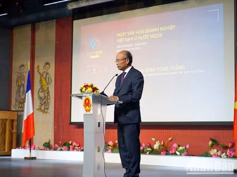 越南驻法国大使丁全胜发表讲话。