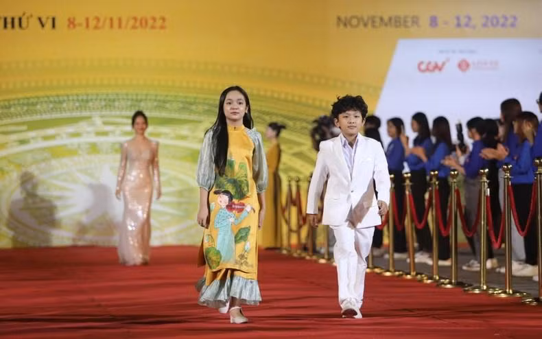 儿童演员参加今年河内国际电影节。 儿童演员参加今年河内国际电影节。