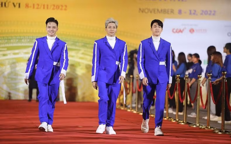 每个摄制组以不同风格出席活动。 每个摄制组以不同风格出席活动。