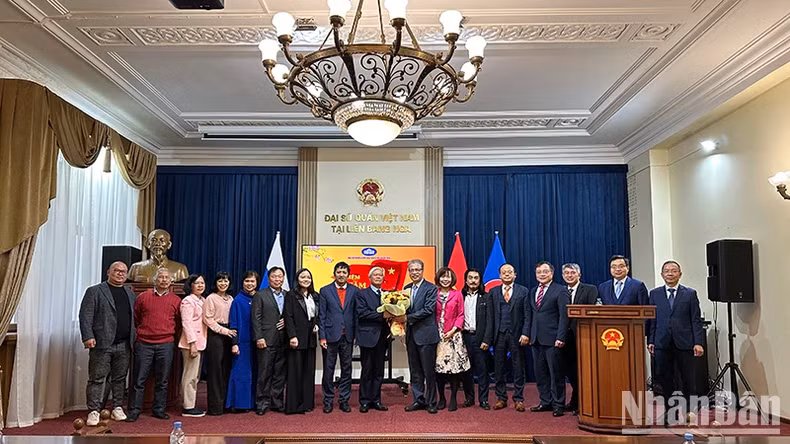 各位代表在仪式上合影。
