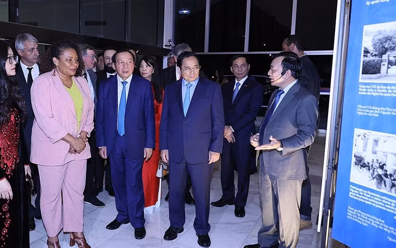 越南政府总理范明正在巴西首都巴西利亚出席了有关胡志明主席、越南风土人情图片展开展仪式。