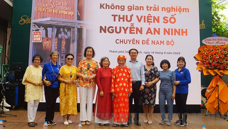 各位代表出席阮安宁“数字图书馆”体验空间亮相仪式。（图片来源：hcmcpv.org.vn）