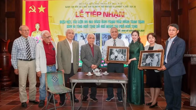 范文功先生家族珍贵文物捐赠仪式在主席府的胡志明主席遗迹区举行。