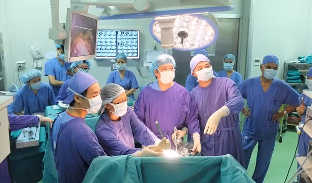 越德友谊医院院长陈平江及其同事进行一台腹腔镜手术。