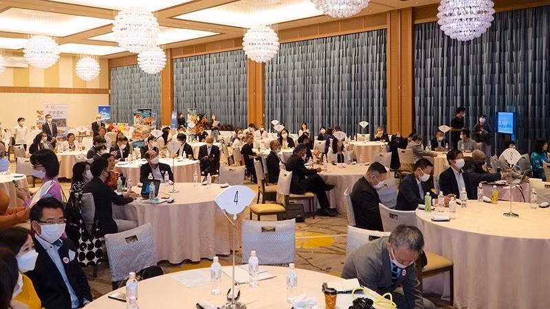 众多企业参加活动。