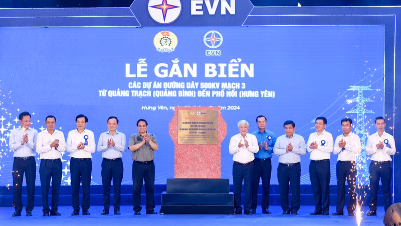 各位代表出席广平省广泽至兴安省浦诺500千伏三回输电线路项目落成典礼。