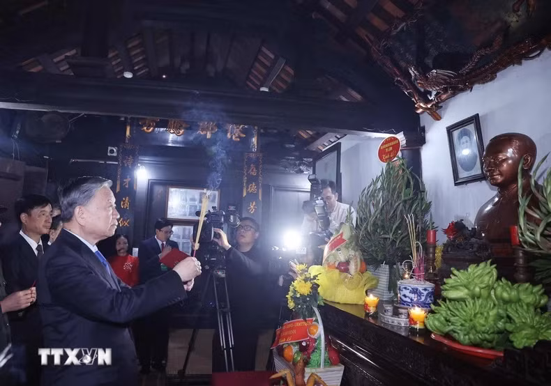 苏林总书记在南定省敬香缅怀长征总书记。