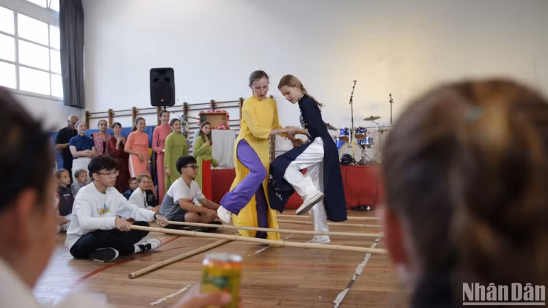 法国友人体验越南民间游戏。 法国友人体验越南民间游戏。