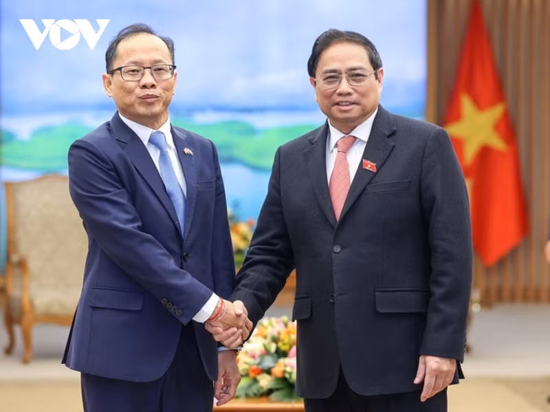 越南政府总理范明正会见柬埔寨驻越大使查伊。