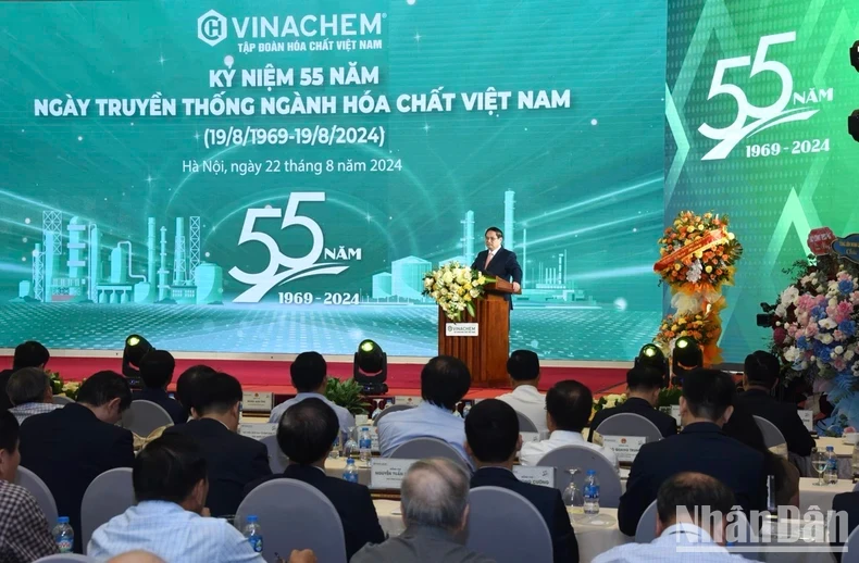 范明正总理在越南化工总局成立55周年庆典上发表讲话。