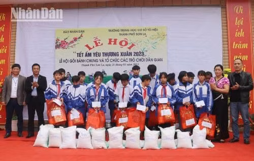 山罗省学生获得《人民报》社总编辑黎国明的春节礼物。