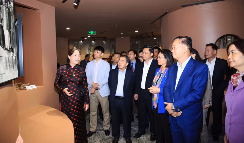 老挝人民革命党中央办公厅干部代表团参观越南手工艺村精华中心。（图片来源：新河内报）