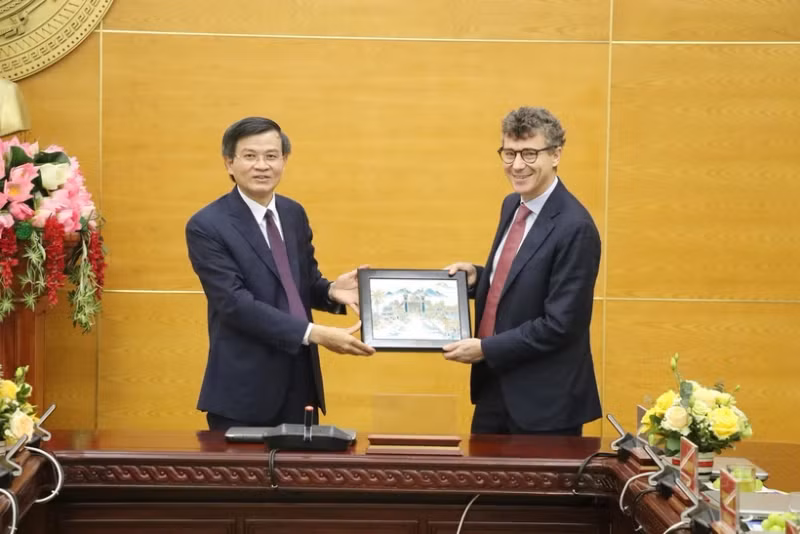 宁平省领导向联合国教科文组织驻越南代表处首席代表赠送纪念品。（图片来源：越通社）