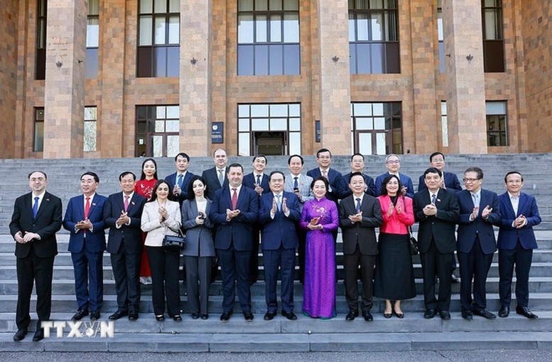 越南国会主席陈青敏和夫人以及各位代表在亚美尼亚埃里温国立大学合影。（图片来源：越通社）