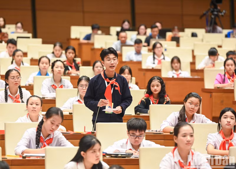 儿童模拟国会代表提问。