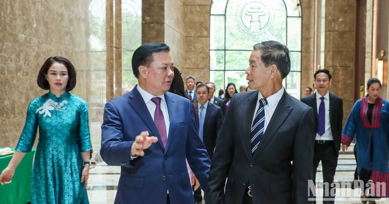 河内市市委书记丁进勇会见老挝建国阵线中央委员会主席辛拉冯·库派吞。