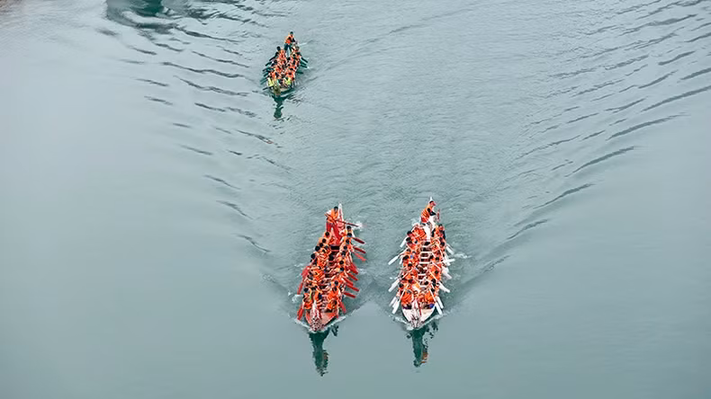 参赛队伍参与角逐。