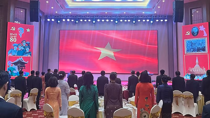  与会代表向国旗敬礼。