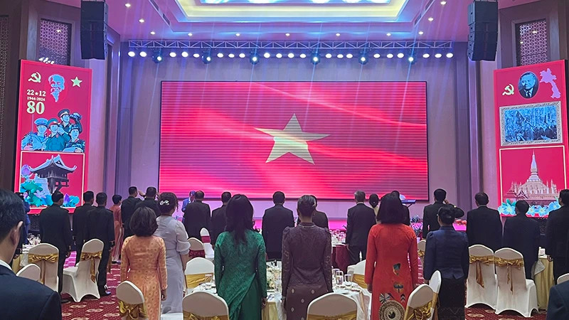  与会代表向国旗敬礼。