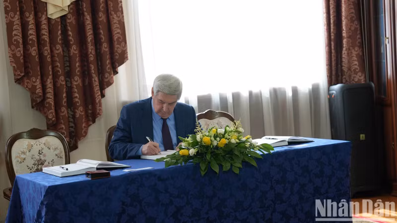 俄罗斯国家杜马副议长伊万·梅利尼科夫吊唁阮富仲总书记并在吊唁簿上留言。 俄罗斯国家杜马副议长伊万·梅利尼科夫吊唁阮富仲总书记并在吊唁簿上留言。