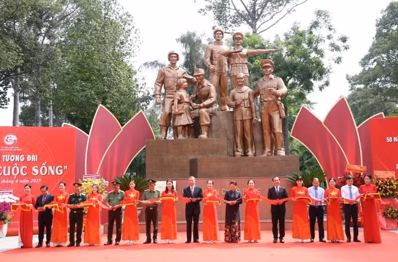 苏林总书记和各位代表出席“尽力守卫生活安宁”人民公安雕塑群落成仪式。（图片来源：congly.vn）