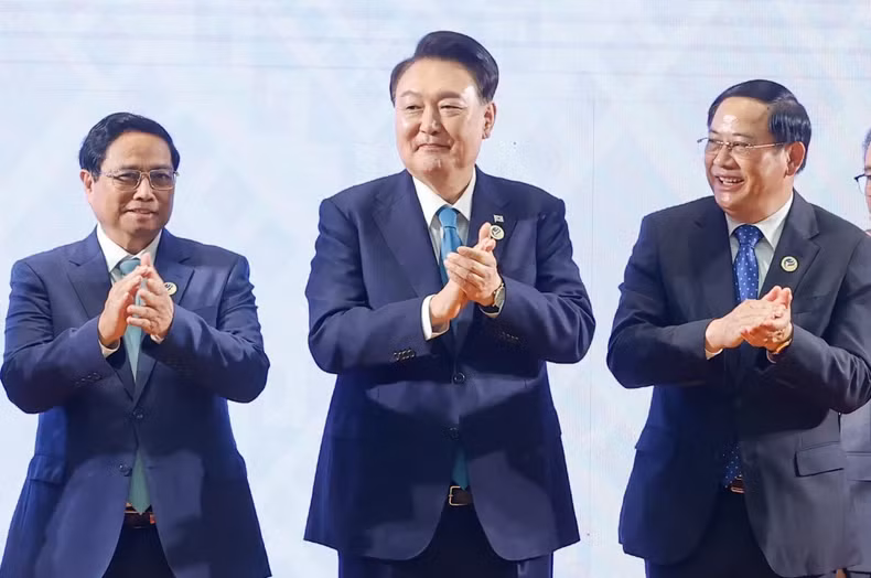 范明正总理、韩国总统尹锡悦和老挝总理西潘塞·西潘敦。