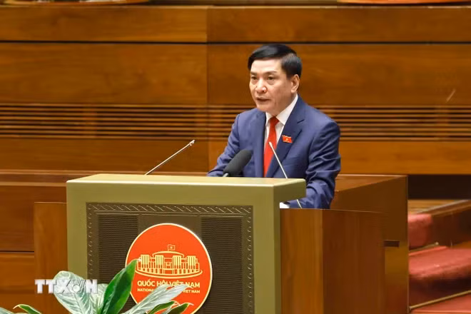 越南国会秘书长、国会办公厅主任裴文强发表讲话。