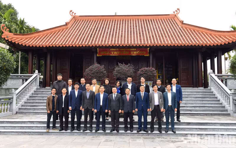 《人民报》工作代表团和太原省省委领导、干部在太原省省委传统室拍纪念照。