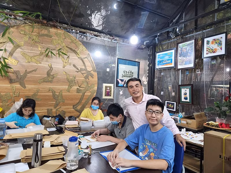 为残疾人提供就业机会。（图片来源：tuoitrethudo.com.vn）