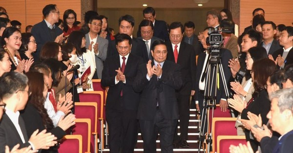 范明正总理出席会议。