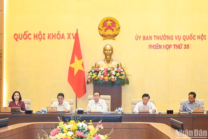 国会主席陈青敏和各位国会副主席主持会议。