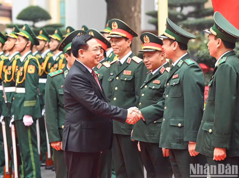 国会主席王廷惠和边防部队司令部领导、干部。