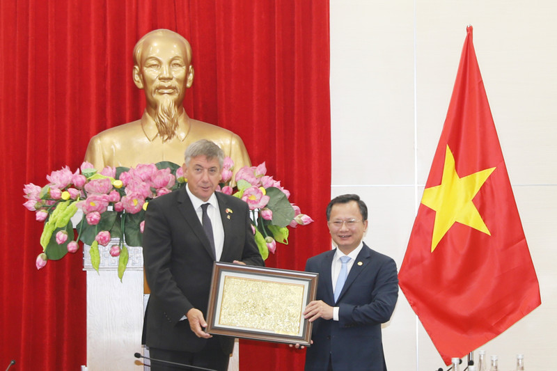 广宁省人民委员会代主席高祥辉向比利时法兰德斯大区首席大臣让·让邦赠送纪念品。（图片来源：广宁报网）