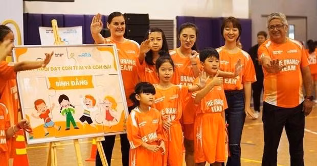 参加活动的儿童和各位代表。（图片来源：phunuvietnam.vn）