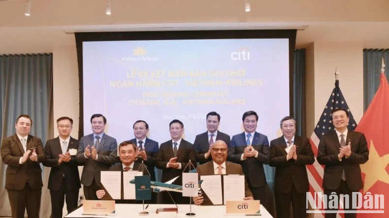 越南国家航空公司与花旗银行之间的谅解备忘录签署仪式。